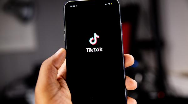 tiktok impune limita automata de o ora pe zi pentru minori