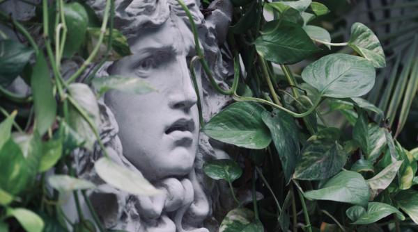 un sarcofag vechi de 1 700 de ani decorat cu chipul medusei a fost distrus de un excavator intr un cimitir din alba iulia video galerie foto