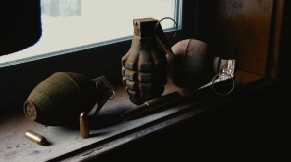 locatarii unui bloc din pitesti evacuati din cauza unei grenade reale gasite intr un balcon