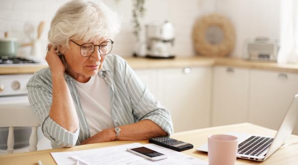 romanii primesc in medie jumatate din pensia pentru care au contribuit la stat