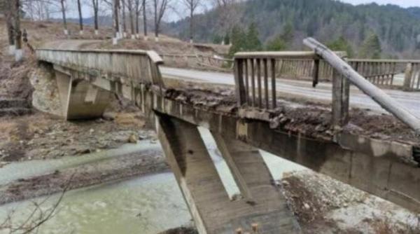 podul din vrancea care sta sa cada pericol urias pentru soferi autoritatile l au sprijinit cu prajini de lemn