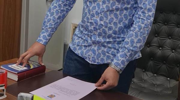 un angajat al unei primarii din gorj pus sa jure pe biblie ca isi va face treaba video in articol