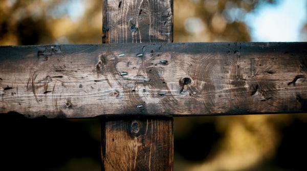 de ce se pun doua cruci la morminte motivul pentru care multi o pastreaza si pe cea din lemn