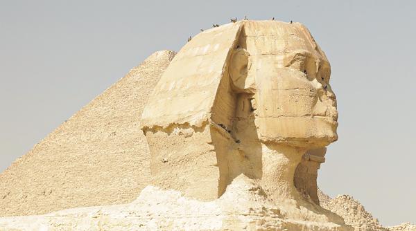 in egipt a fost descoperit un sfinx zambitor cu gropite in obraji foto