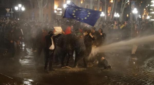 manifestatii in georgia protestatari dispersati cu tunuri de apa sua urmareste indeaproape situatia