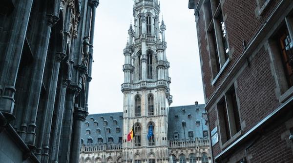 teapa in bruxelles atentie nu tu ai daramat paharul cu maruntis