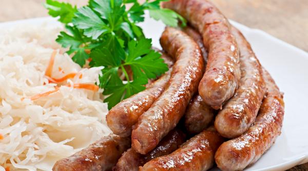 carnaciori de mangalita cu ceapa ardei verde si sos picant reteta senzationala