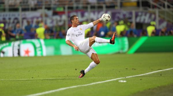 fanii lui al ittihad au aruncat cu sticle catre cristiano ronaldo in timp ce starul lusitan iesea furios de pe teren video