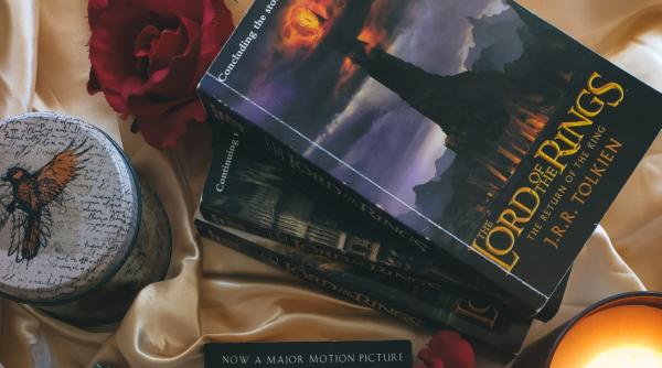 vesti bune pentru fanii stapanul inelelor un nou film dupa romanele lui tolkien va fi lansat in 2024