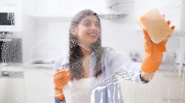 cea mai usoara modalitate de a spala geamurile la sfarsitul iernii sticla va straluci si nu va avea pete