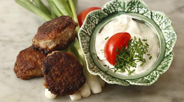 chiftelute de miel si sos cu menta reteta plina de savoare pentru gusturi fine