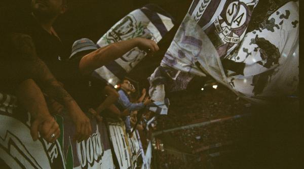 fanii lui eintracht frankfurt fac prapad in napoli proiectile si bombe fumigene asupra politistilor dupa ce au fost interzisi pe stadion video