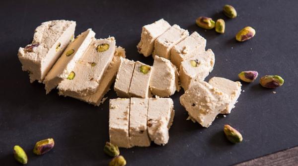 halva cu fistic reteta turceasca se serveste cu inghetata de vanilie