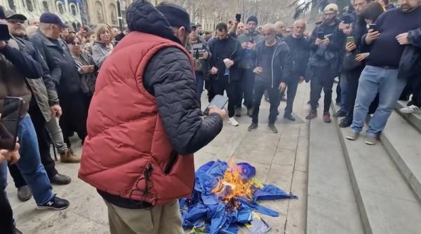 tensiuni in georgia extremistii pro rusi au ars steagul europei de la parlament video