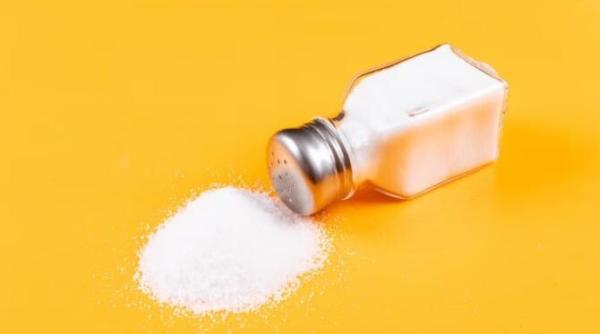 pune un pahar cu apa si sare in casa si vei fi surprins ce se va intampla intr o zi