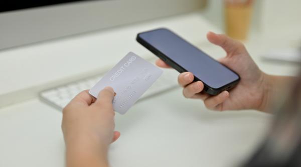 robotii eva si ion vin in sprijinul consumatorilor de energie anre schimba facturile de la 1 aprilie