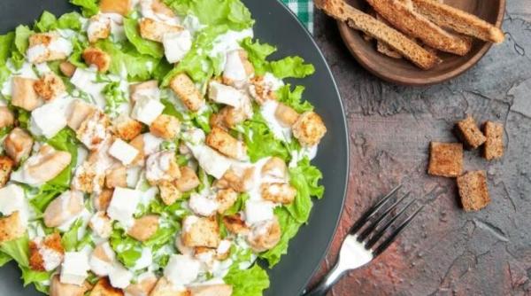 salata cu carne de pui si crutoane va decora toate mesele de sarbatoare reteta este simpla