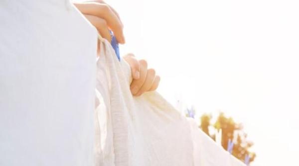 adauga cateva pastile de aspirina intr un lighean cu apa si inmoaie hainele albe