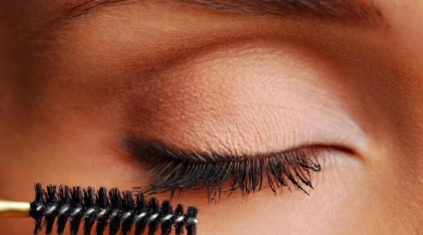 folosesti un rimel rezistent la apa afla cum sa l indepartezi fara sa ti distrugi genele