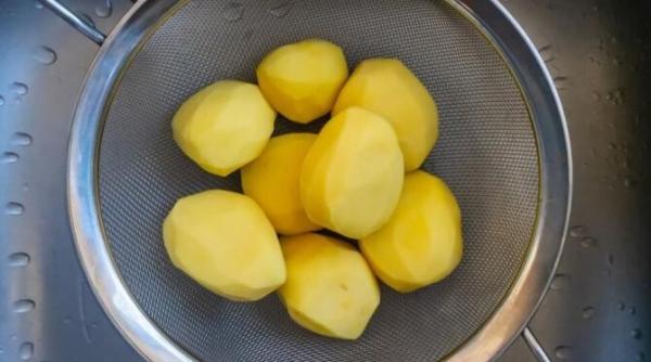 gateste rapid cartofii in cuptorul cu microunde