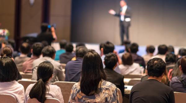 ce au in comun discursul politic si un numar de stand up comedy bulai atentie mare cu ironiile a fost mereu problema lui nastase lumea zicea despre el ia uite l ce arogant