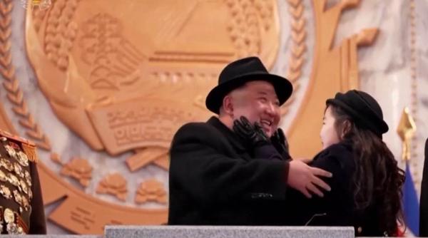 kim jong un apare tot mai des in public alaturi de fiica lui desi ani de zile nu s a stiut despre existenta ei mesajul ascuns al liderului nord coreean