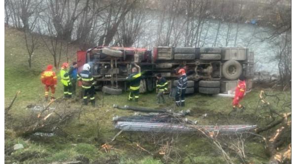 o autospeciala de pompieri a cazut intr o rapa in drum spre incendiu trei pompieri raniti