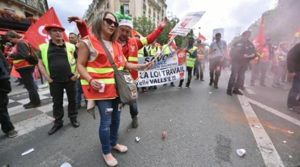 proteste in toata franta mii de oameni au iesit pe strazi impotriva prelungirii varstei de pensionare