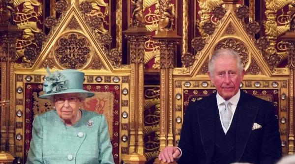 regele charles a facut publica o fotografie rara din copilaria sa in care apare in bratele reginei elisabeta a ii a foto in articol