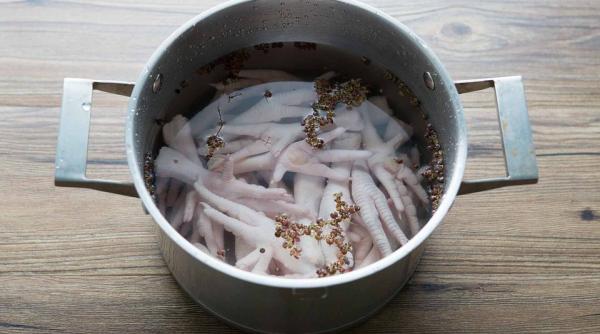 tara in care oamenii sunt indemnati sa manance gheare de gaina pentru a supravietui