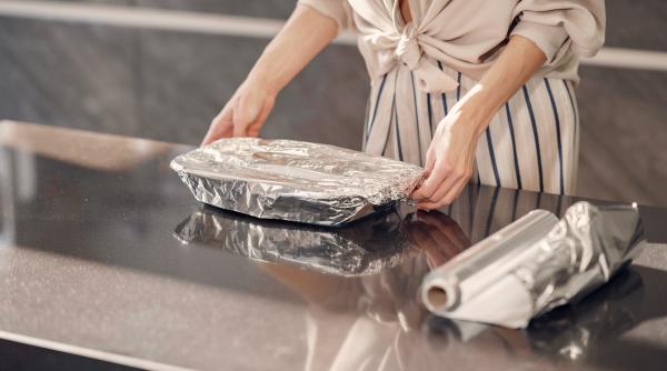 ce se intampla cand gatim alimentele in folie de aluminiu ne putem imbolnavi dr amalia arhire riscurile sunt mari