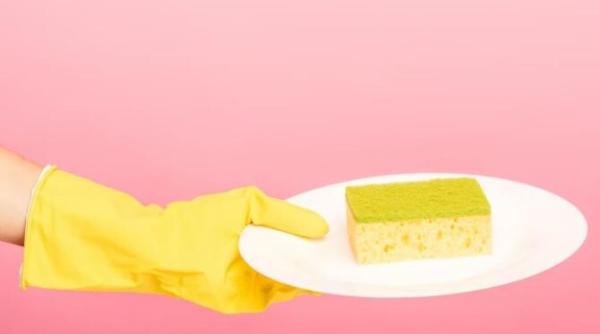 pune un burete in masina de spalat vase solutia eficienta pentru o problema enervanta