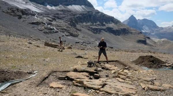 tezaur de monede romane gasit de un excursionist ce au descoperit arheologii
