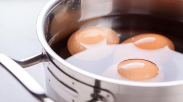 trucul care va surprinde pe toata lumea de ce gospodinele cu experienta pun o lamaie in apa cand fierb ouale