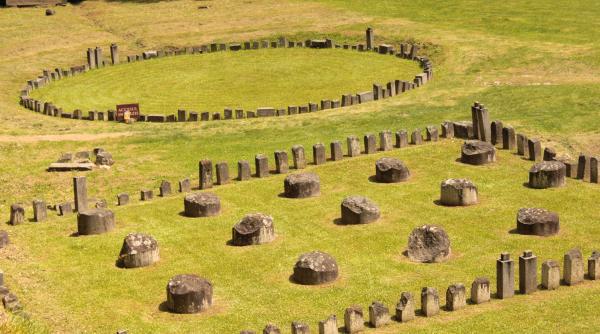 un roman si a decorat curtea cu daci si lupi sculptati de el voi face si un balaur dacic video