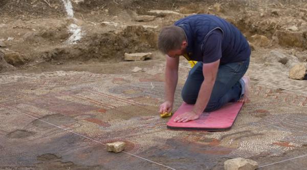 a fost descoperit un mozaic roman vechi de peste 2000 de ani sub santierul unui supermarket din anglia