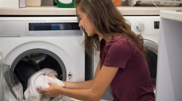 indeparteaza calcarul din masina de spalat cu un ingredient comun din bucatarie