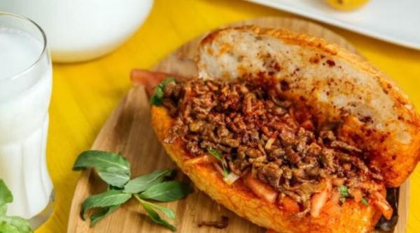 sandvisuri calde cu carne tocata gatite in cuptor te salveaza mereu cand ai oaspeti neasteptati