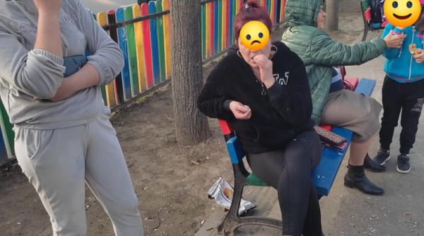 doua femei care mancau seminte intr un loc de joaca au fost amendate si puse sa adune cojile