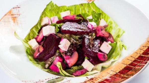 salata cu sfecla rosie pere si branza