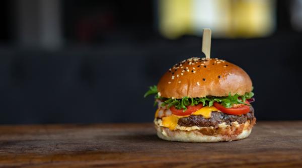 a jucat 150 de meciuri in liga 1 dar acum vinde burgeri toate retetele sunt facute de mine am studiat