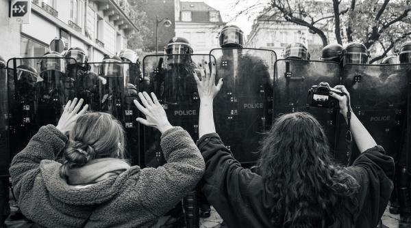 proteste franta 240 de manifestatii in toata tara aeroportul biarritz a fost evacuat video