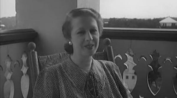 elena lupescu singura femeie cu care regele playboy carol al ii lea s a simtit cel mai bine in intimitate georgeta filitti regina maria si fiica ei o numesc gaina