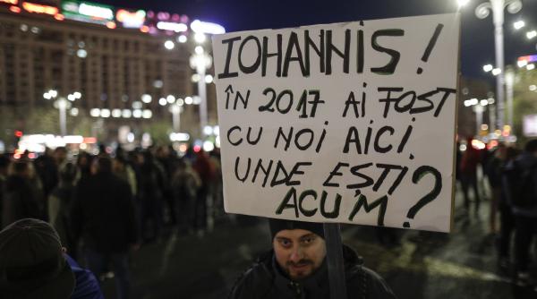 protest cateva zeci de persoane in piata victoriei privind pragul cu abuzul in serviciu foto