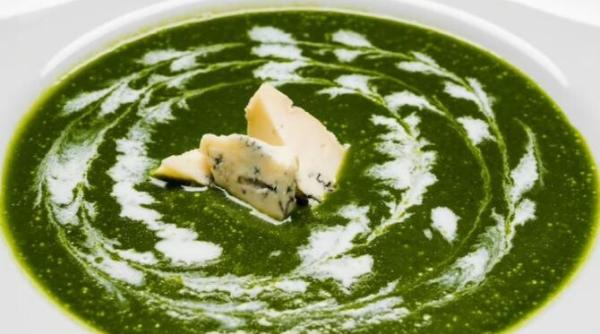 supa crema de urzici reteta care aduce primavara in bucatarie