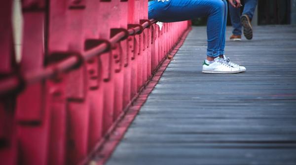 un loverboy de 20 ani a pacalit o tanara pe care a obligat o sa se prostitueze tanara s a sinucis aruncandu se de la etajul 5 al unui bloc din bucuresti