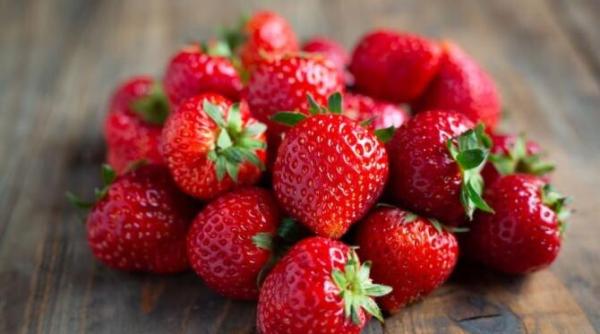 stii care este secretul unei recolte bogate de capsune adauga un ingredient in apa cu care le uzi