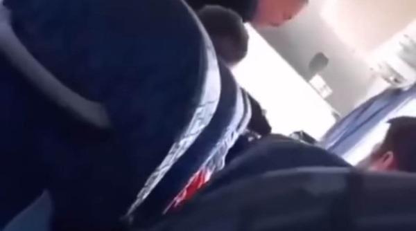 o femeie lovita cu bestialitate de soferul unui microbuz cu pumnii in cap pentru ca nu voia sa stea jos video