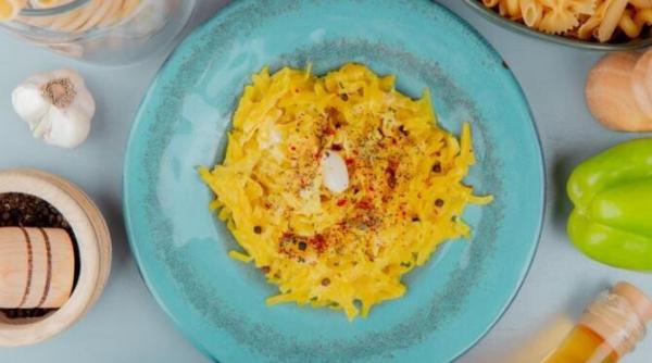 omleta cu spaghete sunca si mazare reteta unui preparat interesant