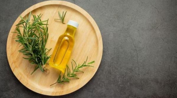 uleiul de rozmarin promoveaza cresterea firelor de par foloseste l daca vrei sa ai o podoaba capilara sanatoasa